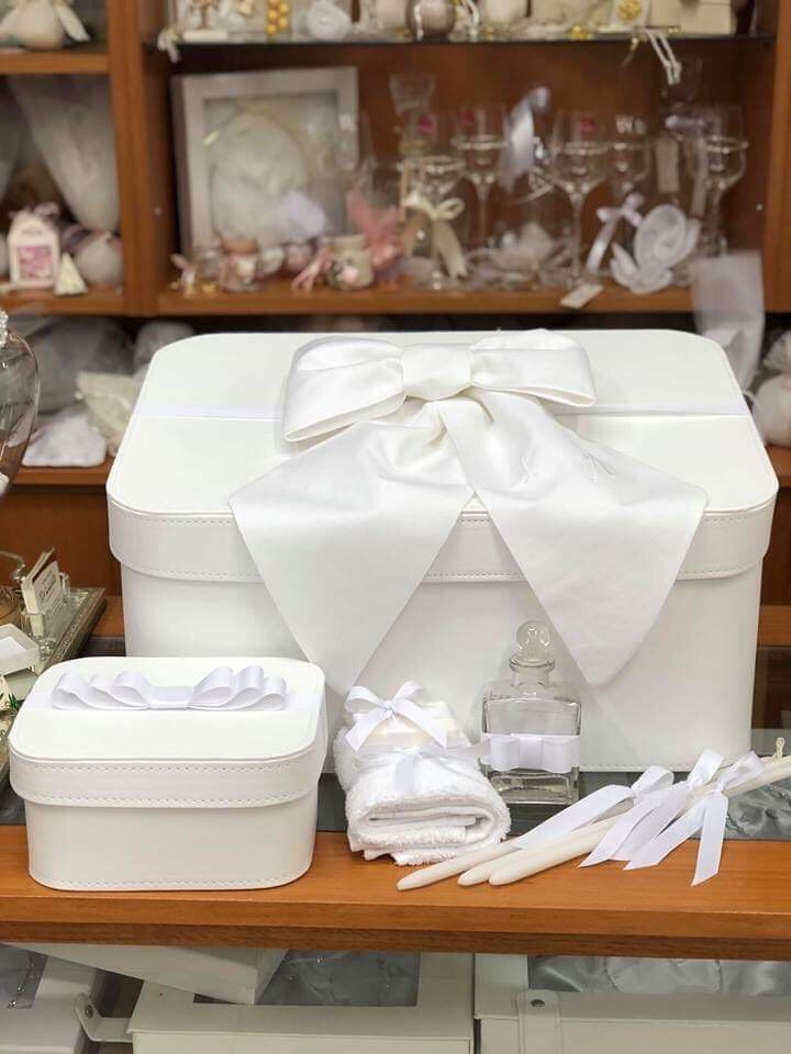 καπελιέρα κουτί βάπτισης με λινό φιόγκο στολισμένο γκρο λευκό κεντημένο μονόγραμμα : 1