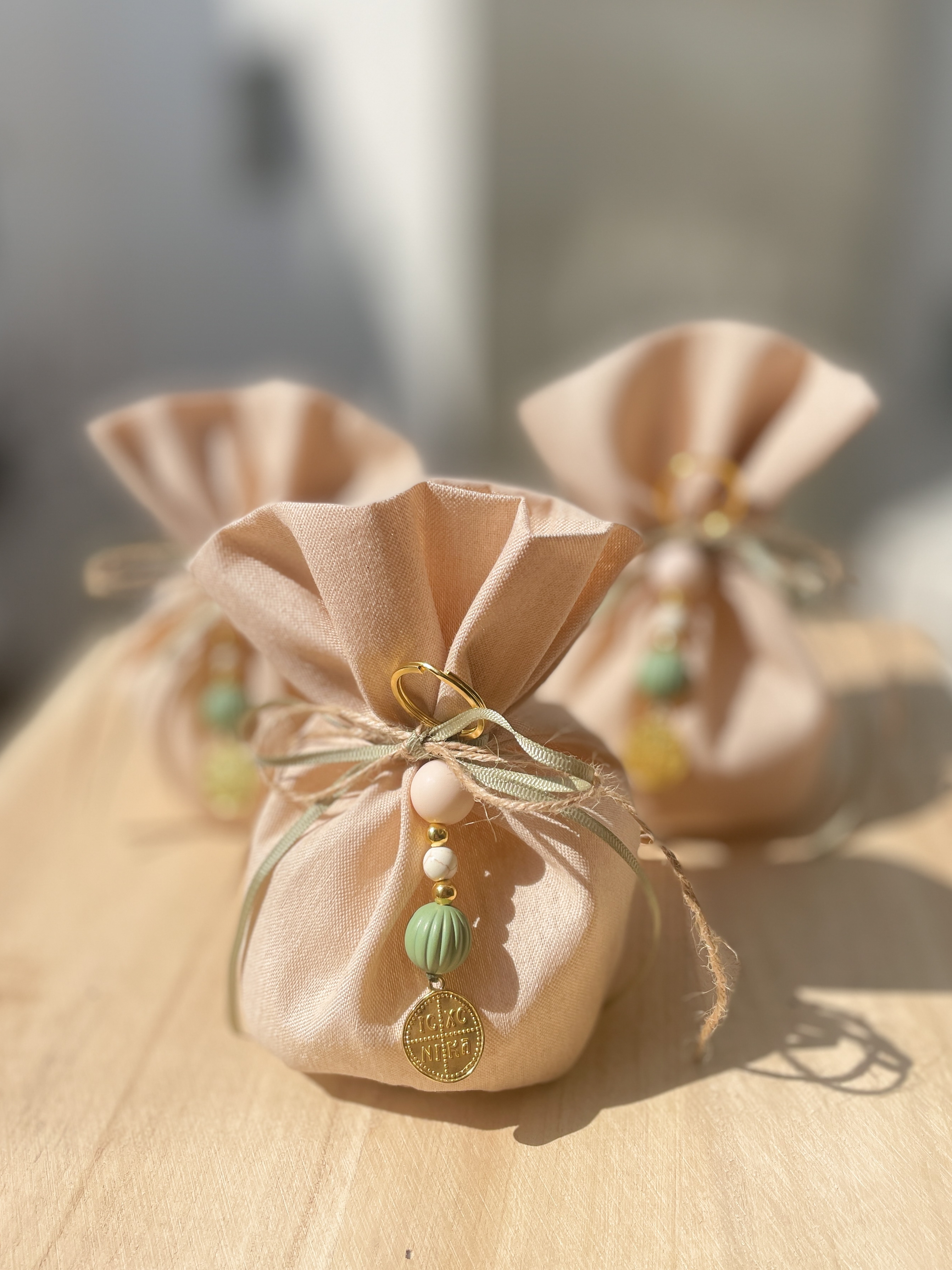 Πουγκί καμβάς με μπρελόκ Κωνσταντινάτο Πουγκί καμβάς με μπρελόκ Κωνσταντινάτο