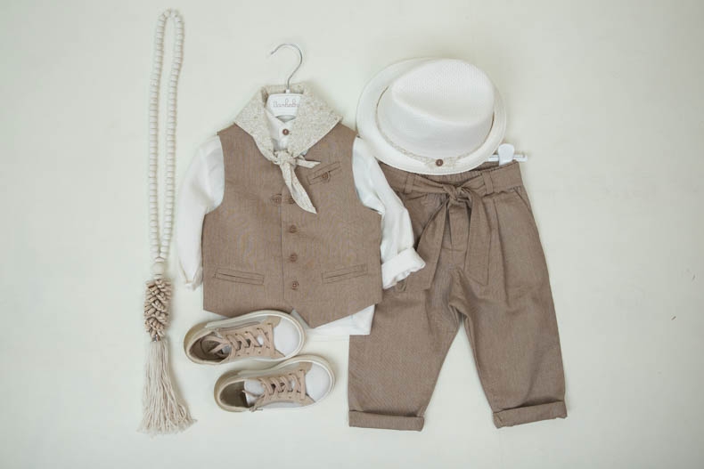 βαπτιστικά ρούχα για αγόρι σοκολά μπεζ λευκό κουστούμι με φουλάρι φλοράλ bambolino paraskevas : 1