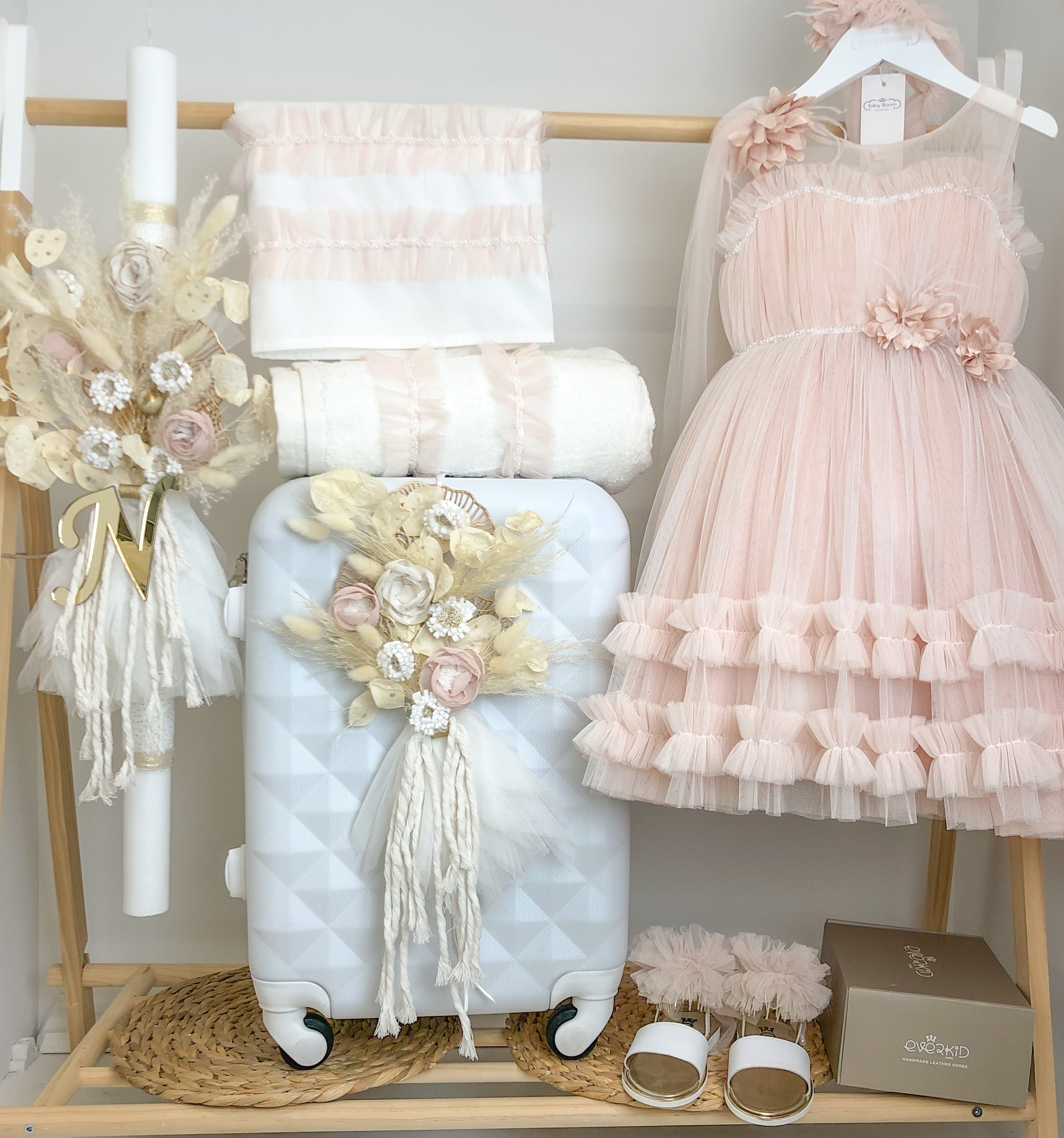 βαπτιστικό σετ για κορίτσι boho λουλούδια αποξηραμένα pampas με βαλίτσα λευκό πούδρα τούλινο φόρεμα ροζ σάπιο μήλο μονόγραμμα χρυσό plexiglass : 1