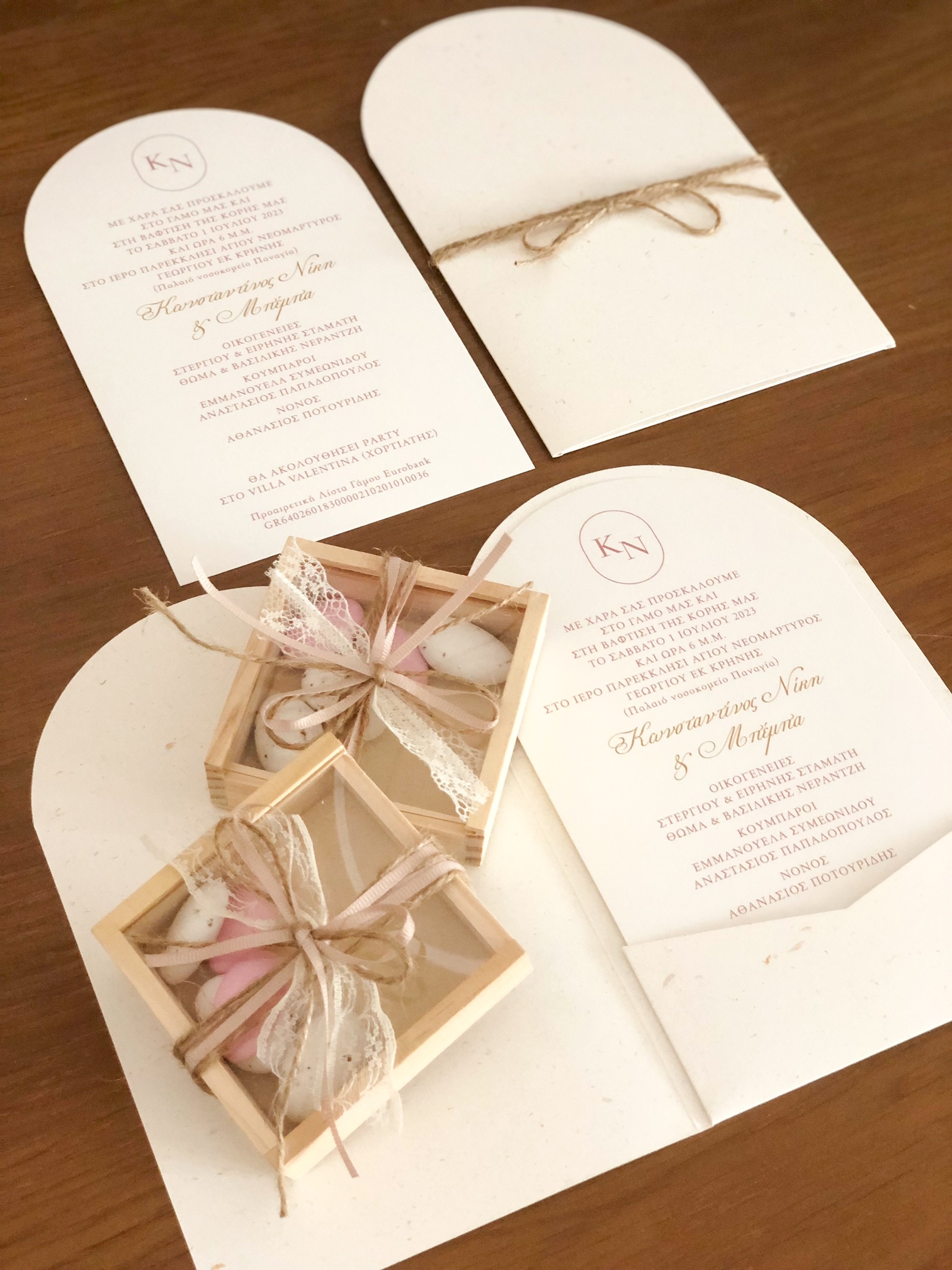 προσκλητήριο γάμου φάκελος καμπύλη καμάρα απλό μοντέρνο boho σχοινί ροζ χρυσό μονογράμματα μπομπονιέρα ξύλινο κουτί plexiglass κουφέτα χατζηγια : 1