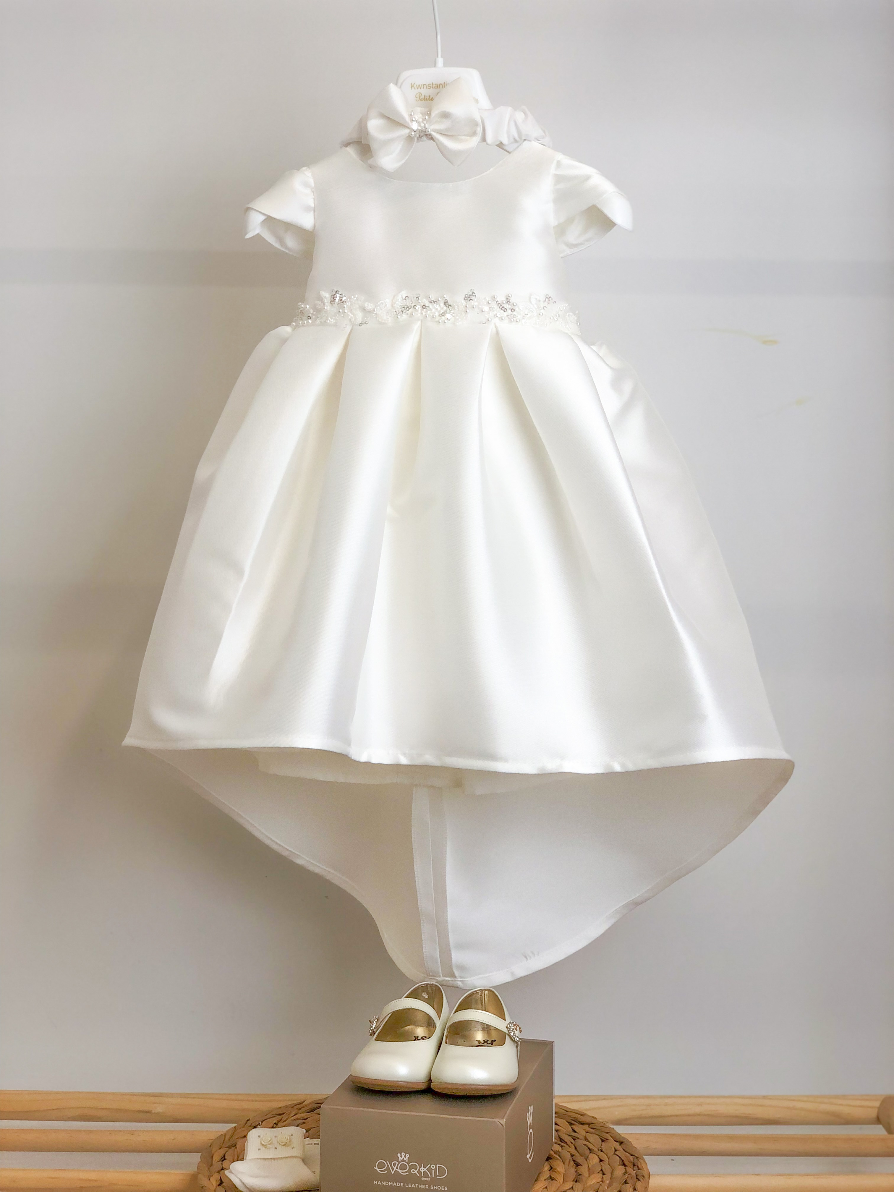 βαπτιστικό φόρεμα για κορίτσι ύφασμα σατεν ταυτας μικάντο καλό φούστα με ουρά μανίκι ύφασμα με τρέσα πέρλες και στρας στην μέση παπούτσια � : 1