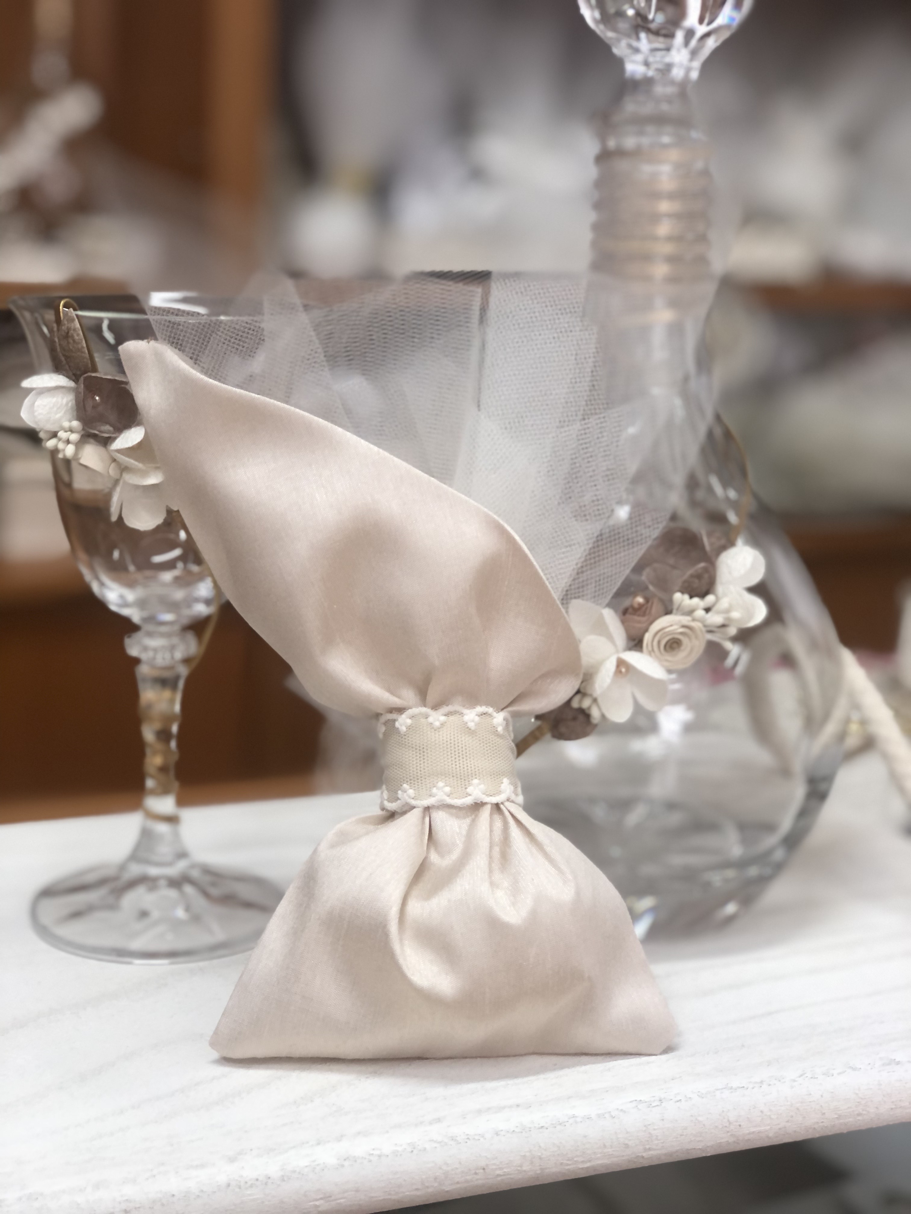 μπομπονιέρα γάμου πουγκί με μύτη μεταξωτό κουφέτα χατζηγιαννάκη κορδέλα δαντέλα κομψή μοντέρνα πρωτότυπη  : 1