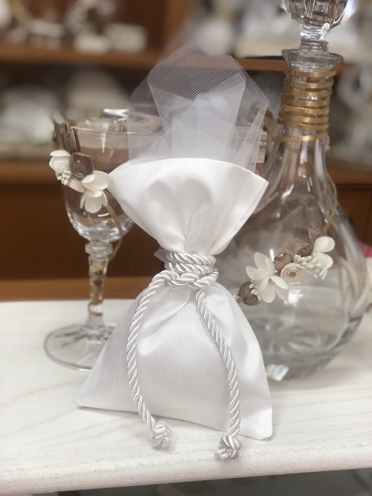 μπομπονιέρα γάμου πουγκί μεταξωτό λευκό κορδόνι κουφέτα εντυποσιακή απλή κομψή : 1