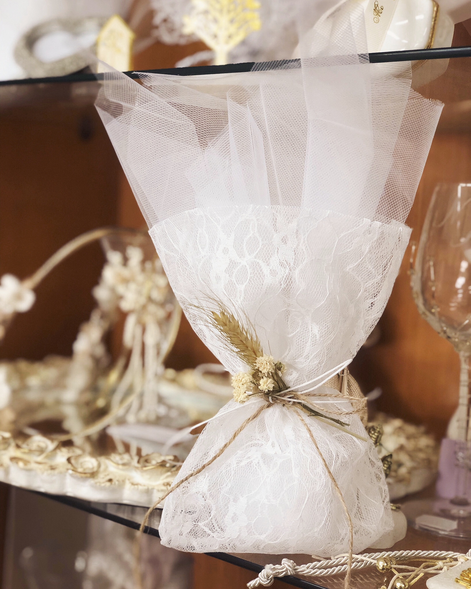 μπομπονιέρα γάμου πουγκί δαντέλα λευκό vintage κομψή με αποξηραμένα λουλούδια στολισμός : 1