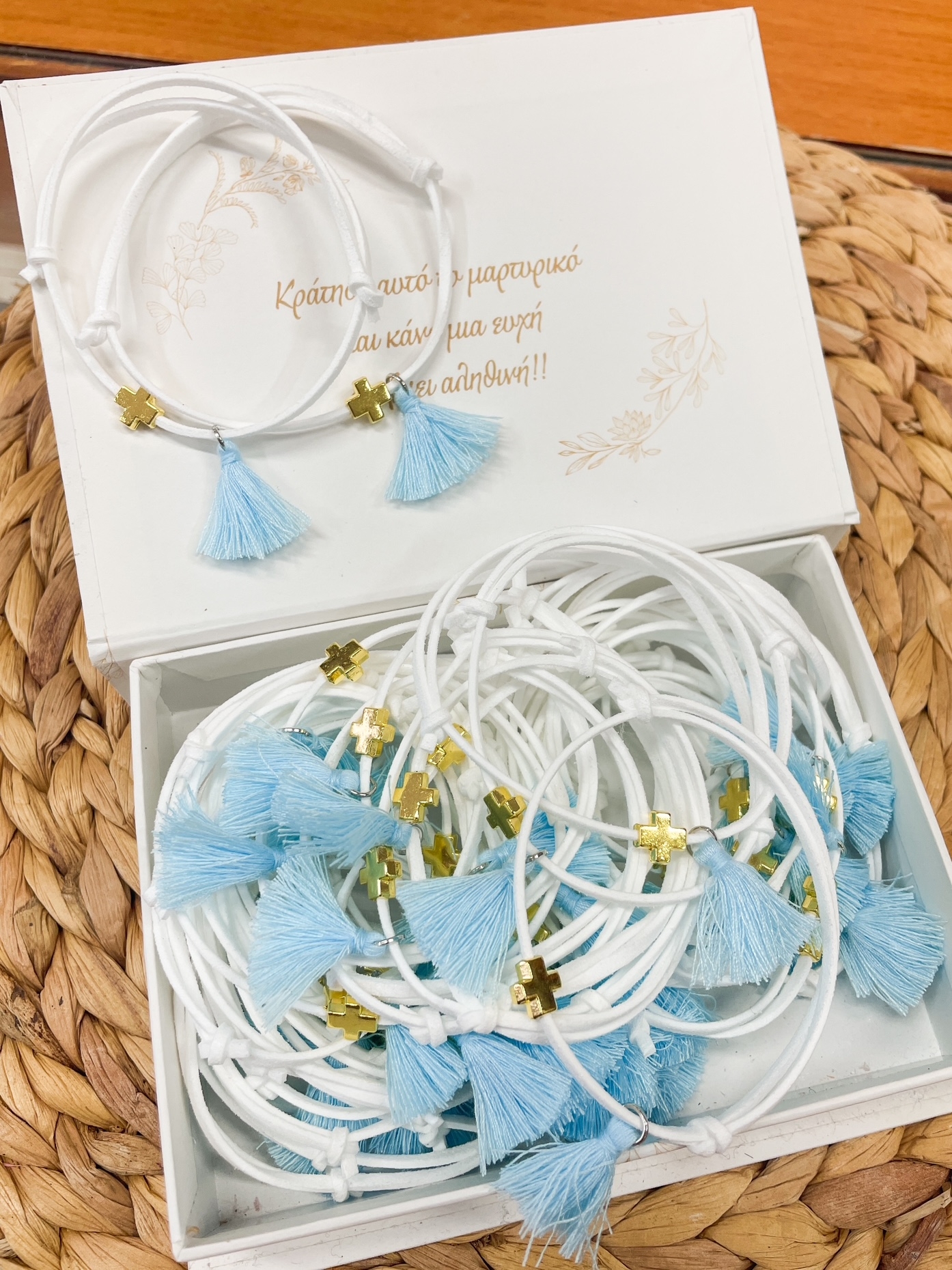 Suede λευκό βραχιολάκι με σιέλ φουντάκι