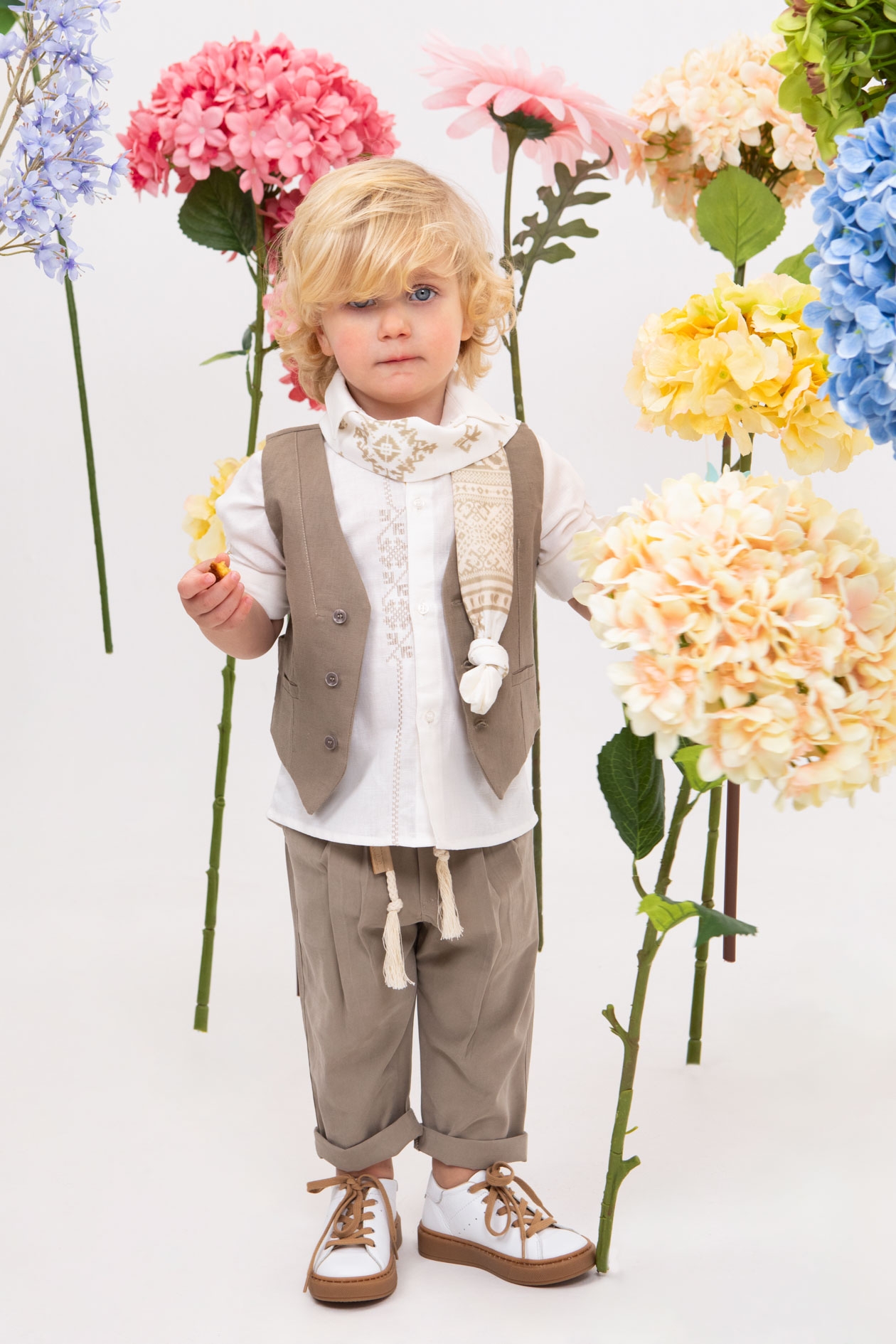 βαπτιστικά ρούχα αγόρι μπεζ λινό κουστουμάκι φουλάρι κεντημένο boho bambolino emilio : 1