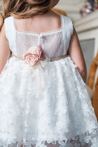 φόρεμα βάπτισης με διαφάνεια στη πλάτη,ζώνη και δαντέλα στη φόυστα με λουλούδια