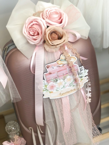 βαλίτσα σετ βάπτισης  με θέμα το ταξίδι βαλίτσα καπέλο για κορίτσι και το όνομα του μωρού με λουλούδια
