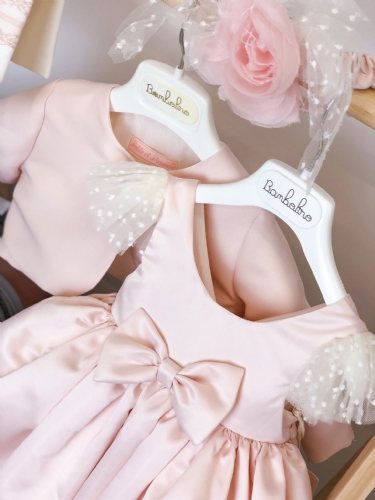 βαπτιστικό φόρεμα για κορίτσι νέα σχέδια ροζ με ζακετάκι και πουά λεπτομέρειες και φιόγκο στο μπροστινό μέρος