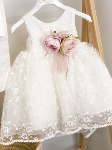 βαπτιστικό φόρεμα δαντέλα ιβουάρ με μεγάλα λουλούδια και ουρά