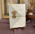προσκλητήριο γάμου με βουλοκέρι χρυσό χρυσοτυπία μονογράμματα αποξηραμένα βεραμάν παλ χρώματα λευκό ιβουάρ : 2